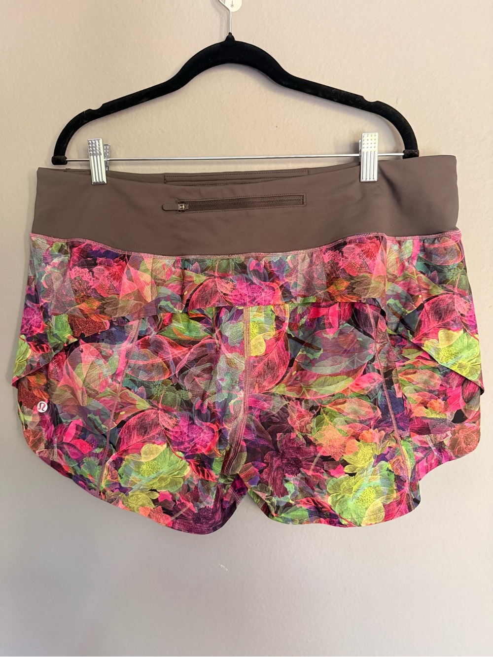 lululemon athletica Mid-Rise Speed Up Shorts - Floral Print (Size 14)🌸🌷🌷🌻
